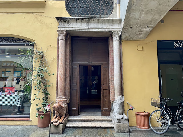 Il portale laterale del Duomo di Reggio Emilia, con i leoni stilofori, in vicolo Broletto.