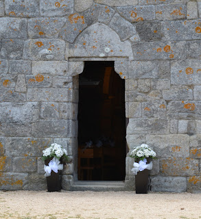 Decoración floral a la entrada de la iglesia