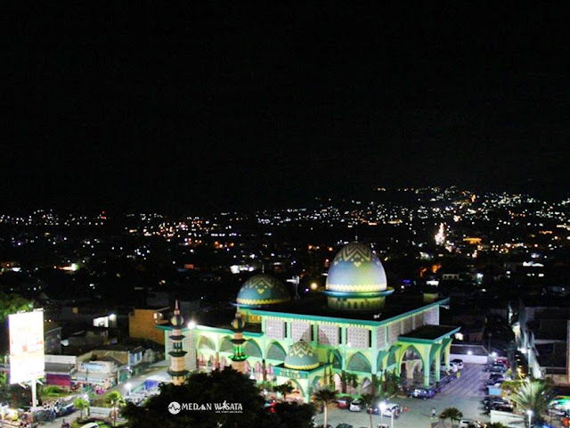 Berlari-lari Menaiki Bianglala Alun-alun Batu Malang