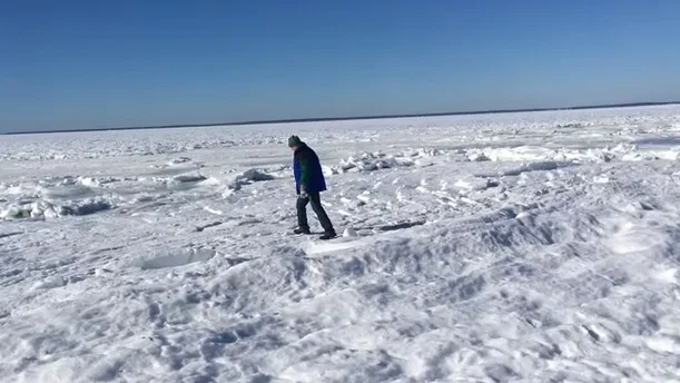 The inhabitant of Massachusetts has removed on video the ocean frozen by frosts