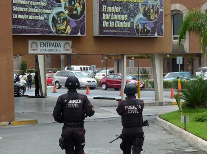 policia revisa los daños de la balacara y granadazo