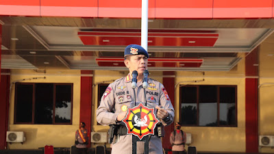 Dansat Brimob Polda Banten Pimpin Upacara Pengibaran Bendera Merah Putih