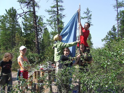 Die Picknicklounge nimmt Konturen an, das Tarp wird aufgespannt.