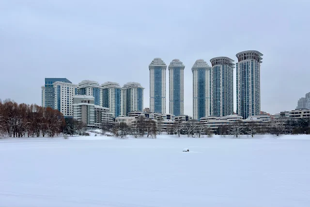 долина реки Сетунь, Мосфильмовский пруд, жилой комплекс «Воробьёвы горы», жилой комплекс «Снегири ЭКО»