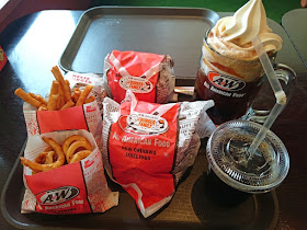 A&W北谷店　『Burger Family』とチーズバーガーの写真