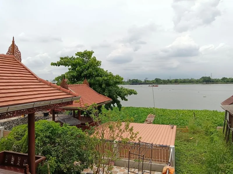 บ้านเรือนไทยและบ้านสวน ริมแม่น้ำเจ้าพระยา สามโคก มุมมองที่ 4 แสดงแม่น้ำเจ้าพระยา