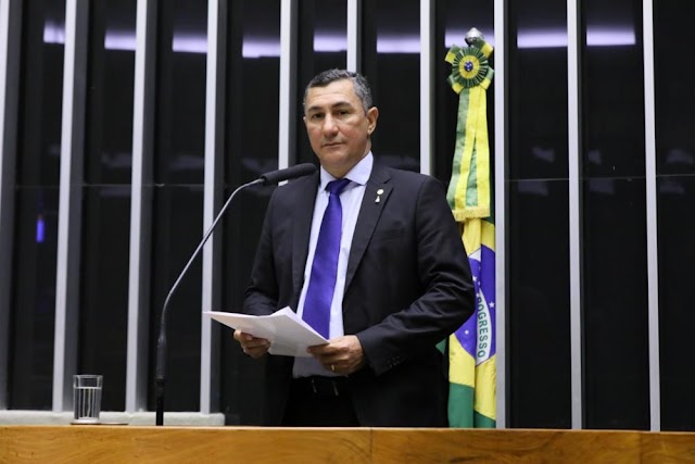  Deputado Federal Jesus Sérgio apresenta projeto para que estabelecimentos comerciais ofereçam água filtrada gratuitamente 