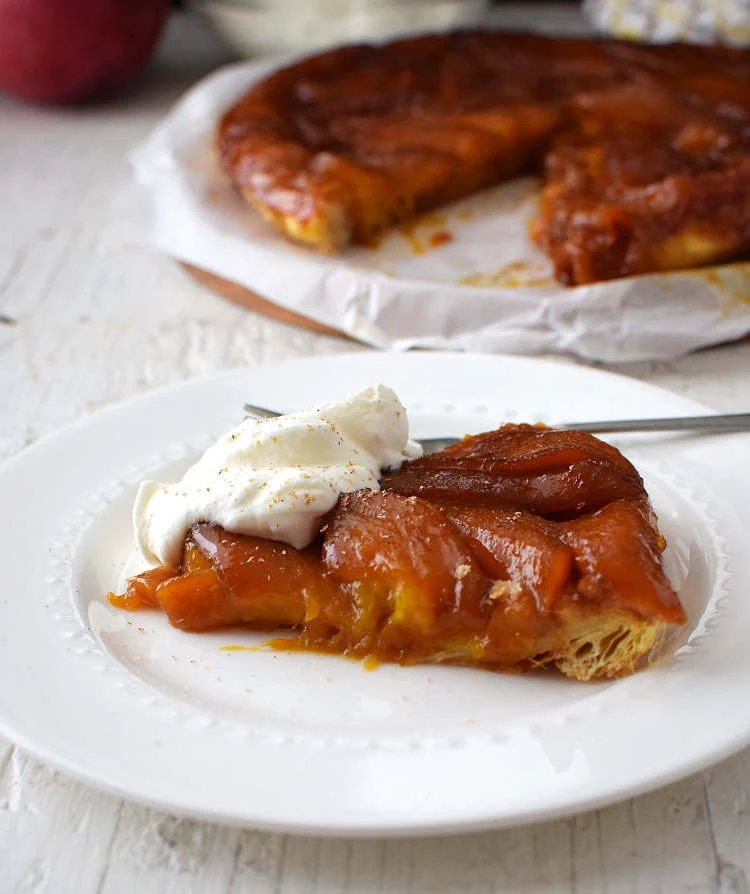 Tarta Tatin con hojaldre y mango, servida con crema batida