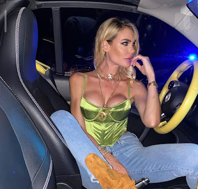 Ilary Blasi foto auto abbigliamento Jeans 9 luglio 2022