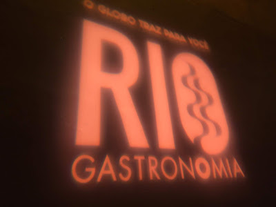 Logomarca do Rio Gastronomia na parede