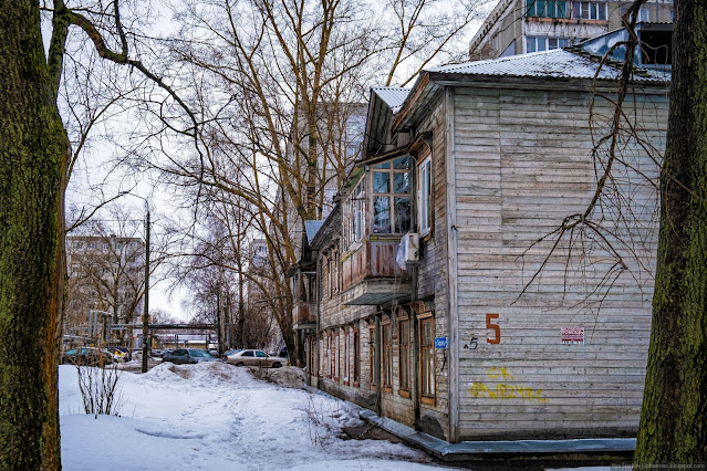 Старый деревянный дом с балконами