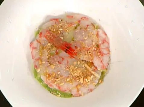 Mezze maniche con tartare di gamberi, broccoletto, uvetta e pinoli