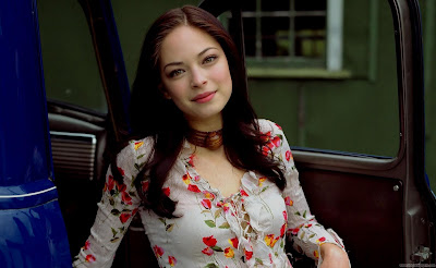 Kristin Kreuk Beautiful Glamour Wallpaper