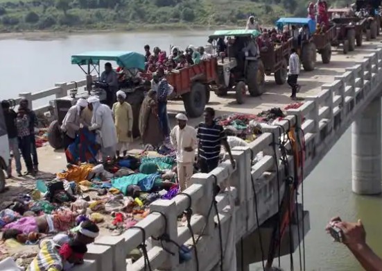 MP: उफनती नदी में जा गिरा बेकाबू ट्रक, 10 की मौत, 30 से ज्यादा घायल