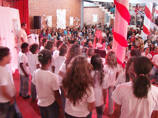 Foto 6: Apresentação do Coral da Escola Municipal Heleno de Barros Nunes, regido pela maestrina Priscila