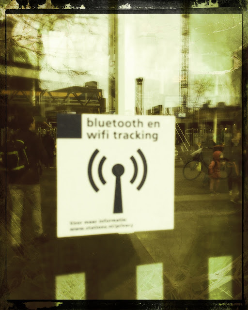 Bord bluetooth- en wifi-tracking op reflecterend glas, station Leiden, Hipstamatic: Chan + Cano Cafenol, foto Robert van der Kroft
