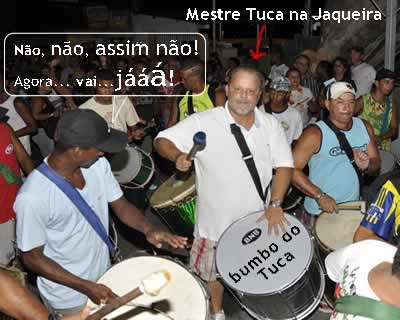 Tuca e Naldinho tocando bumbo no Bloco da Jaqueira