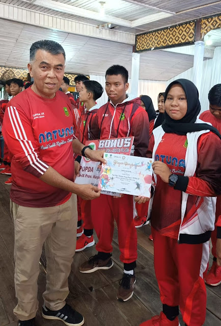 Bupati Siswandi Berikan Penghargaan kepada Atlet Natuna yang Sukses di Popda dan Kejuaraan Nasional
