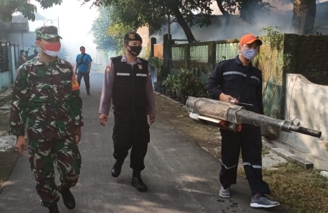 BABINSA BERSAMA TRIPIDES FOGGING CEGAH DBD DI TENGAH PANDEMI COVID 19