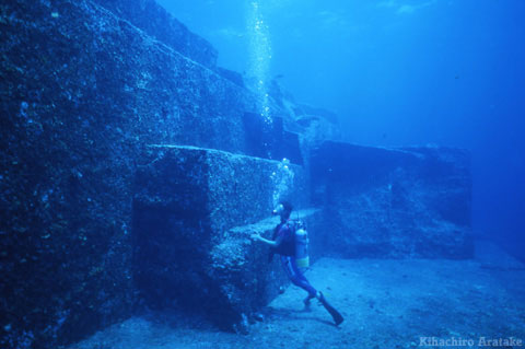 Sejumlah piramida dan bangunan batu raksasa ditemukan di dasar laut ...