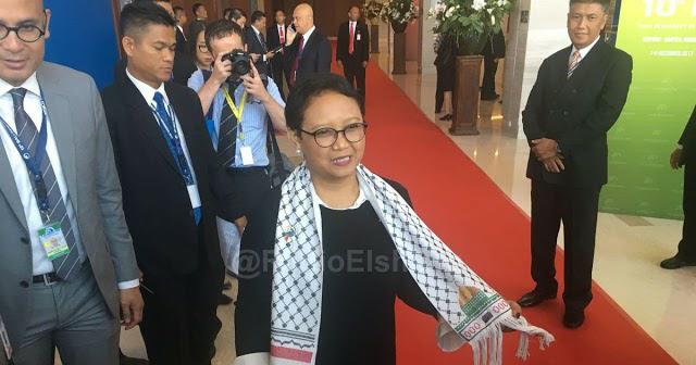 Di Balik Selendang Palestina yang Dikenakan Menteri Retno