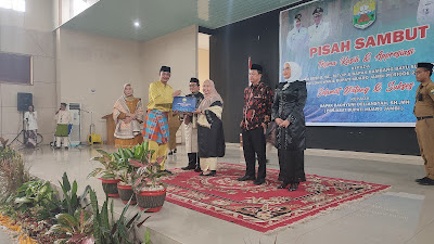 Pj Bupati Muaro Jambi Bachyuni Deliansyah Berikan Cenderamata Kepada Bupati dan Wakil Bupati Priode 2017- 2022