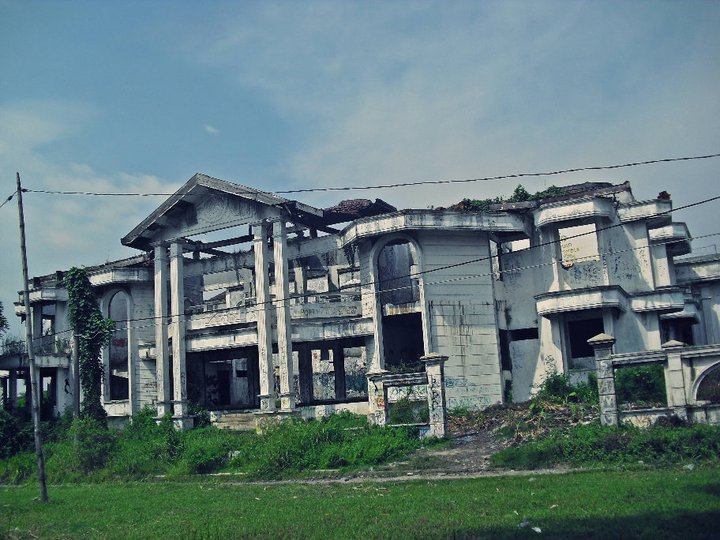 Sebuah urban legend paling tersohor di Surabaya, yakni Rumah Hantu 