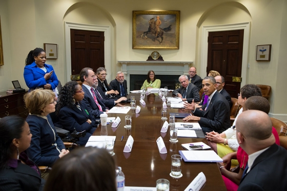 La abogada sorda Claudia Gordon en una reunión presidida por Barack Obama