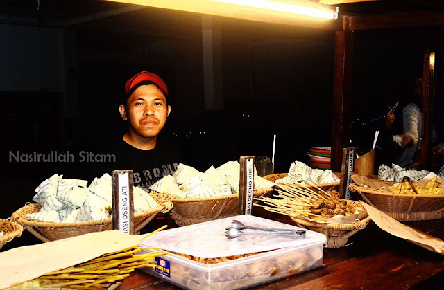 Ini temanku Charis yang mengajak makan di sini