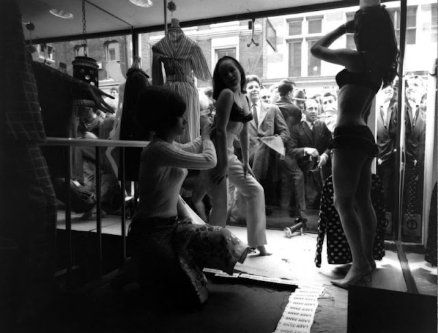 Modelos como maniquís vivientes en Carnaby Street (1966)