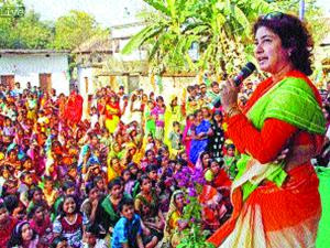 তীব্র লড়াইয়ের মুখে তারকারা