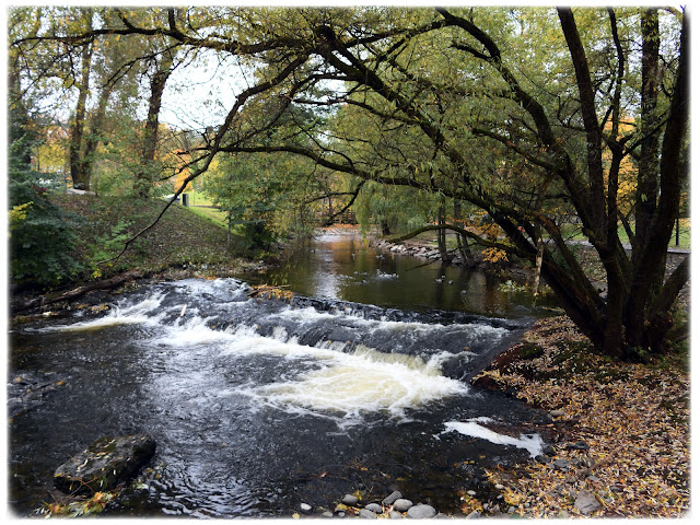 Akerselva i Kubaparken. Like nedenfor Kuba gang- og sykkelbru. Nederst i bildet ser vi øverste del av fossefallet Nedre foss.