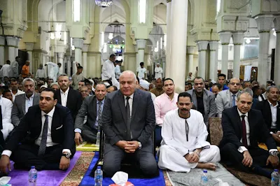 محافظ قنا يؤدى صلاة عيد الفطر المبارك بمسجد القنائي