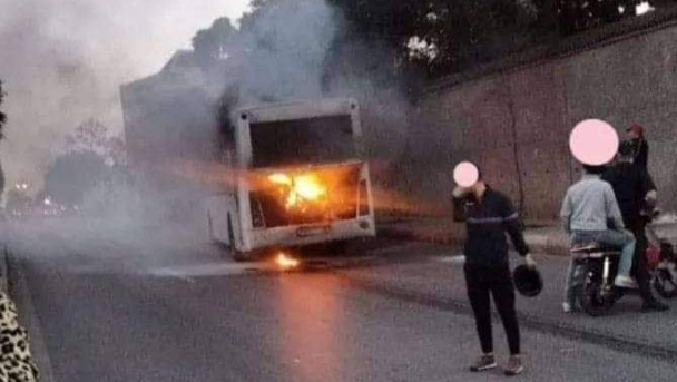 أزمة النقل الحضري تتفاقم في فاس... النيران تلتهم حافلة أمام متجر ضخم