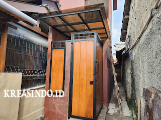 Pintu Pagar Besi Kombinasi Kayu dan Kanopi Besi Atap Solar Flat terpasang di Rumah Bu Dewi Pitara Depok