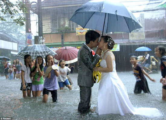 Pasangan Ini Nekat Menikah Ditengah Banjir Di Filipina [pict] [ www.BlogApaAja.com ]