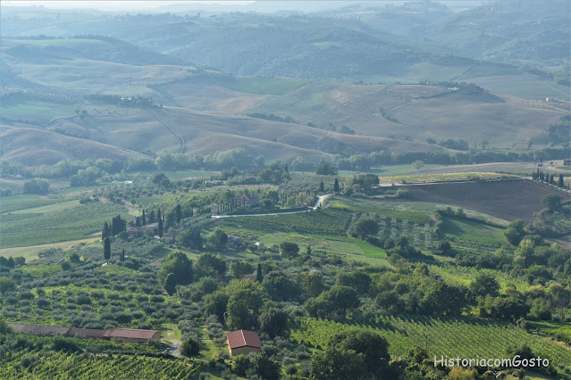 Visão geral de um vale ao lado de Montepulciano