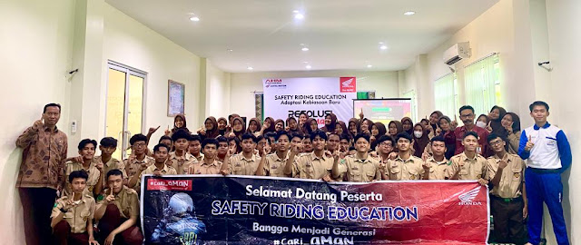 Para Siswa dan Guru Foto Bersama dengan Instruktur Safety Riding Setelah Edukasi Safety Riding