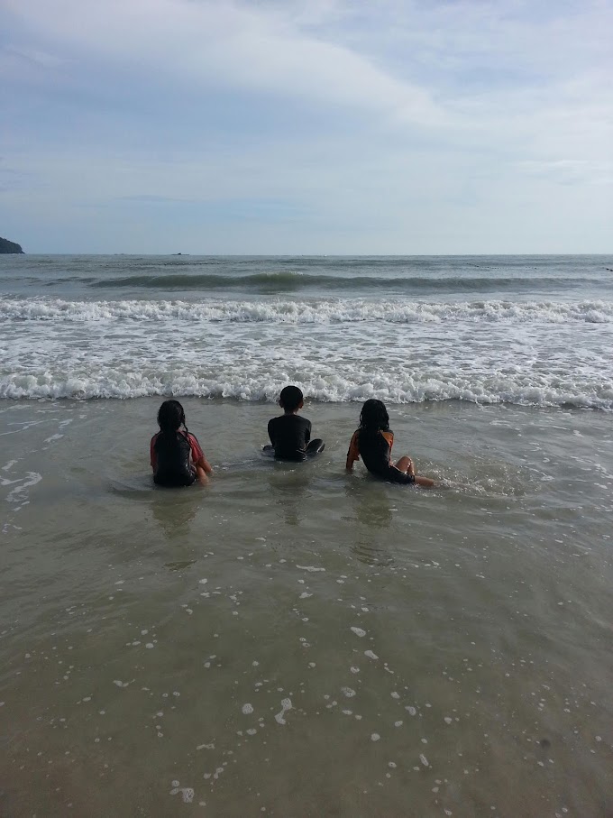 Mandi Raya Di Pantai Cenang