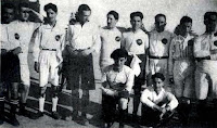 SPORT FRIEND' S CLUB. Temporada 1920-21. Figuran en la foto: Andrés Posada (4º a la izquierda, de pie), Carmelo Valdecantos y Andrés Buesa (sentados). El Sport Friends Club fue un club de futbol vitoriano, formado casi en su totalidad por estudiantes universitarios que hacían sus respectivas carreras fuera de Vitoria, y fue fundado el primero de Julio de 1.920. Con ese nombre su andadura fue efímera, ya que duró seis meses y veintitres días, hasta que el 23 de enero de 2021 cambió su denominación por la actual de DEPORTIVO ALAVÉS.