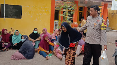 Bhabinkamtibmas Kelurahan Gerem Polsek Pulomerak Polres Cilegon, Kawal dan Monitor Pendistribusikan Bansos