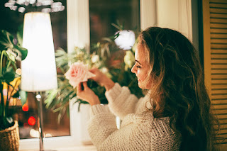 Jeune femme avec une rose