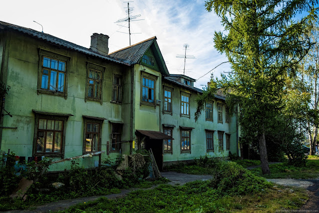 Старое зеленое, деревянное здание