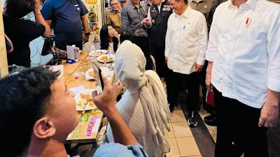 Momen Presiden Sambangi Warung Nasi Legendaris Bu Eha di Pasar Cihapit