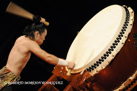 Takumi Kato, intérprete de tambor tradicional japonés, durante la realización de la gala artística en ocasión de la celebración de los 400 años de amistad entre Japón y Cuba, realizada en el Teatro Martí, en La Habana, el 3 de octubre de 2014