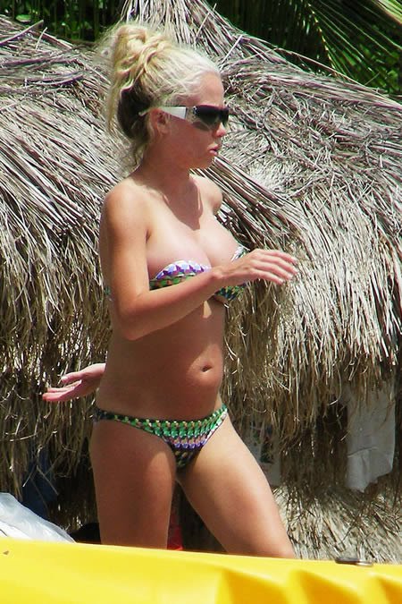 Kendra Wilkinson Bikini Pics