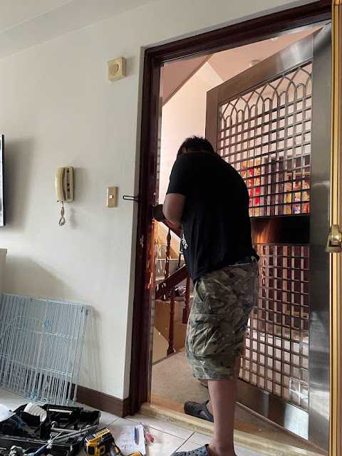 歡迎來到佳飾鎂窗簾─您在新竹台灣的室內設計和裝潢首選。我們致力於為您打造美麗且功能性兼具的家居空間。不論是精心挑選的壁紙、耐用的塑膠地板，或是獨具特色的窗簾和實木百葉，我們的專業團隊將竭誠提供最優質的設計和裝潢服務。您的願景是我們創作的靈感，無論您喜歡現代風格或是傳統氛圍，我們都能量身訂製，讓家居成為展現個性的藝術品。我們熱愛復古老屋的翻修，同時帶入現代風貌。立足於細節，從木工到油漆，每個細節都得到精心打磨。親臨我們的店面或聯繫我們，開啟創造夢想家居的旅程吧！