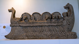 Das Neumagener Weinschiff: auf einem römischen Kriegsschiff werden Weinfässer transportiert