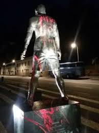 gistertainment ronaldo messi statue