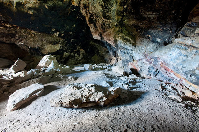 Интерьер пещеры Лавлок, расположенной рядом с бывшим дном озера Лахонтан в Неваде